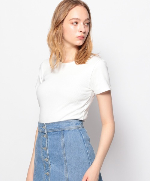 FOREVER 21(フォーエバー トゥエンティーワン)の「【BASIC】クロップドTシャツ(Tシャツ/カットソー・レディース・オレンジ/ライトインディゴブルー/オフホワイト/ブラック・SMALL/MEDIUM)」の2枚目の写真