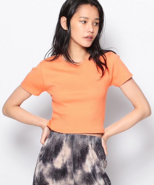 FOREVER 21(フォーエバー トゥエンティーワン)の「【BASIC】クロップドTシャツ(Tシャツ/カットソー・レディース・オレンジ/ライトインディゴブルー/オフホワイト/ブラック・SMALL/MEDIUM)」の4枚目の写真