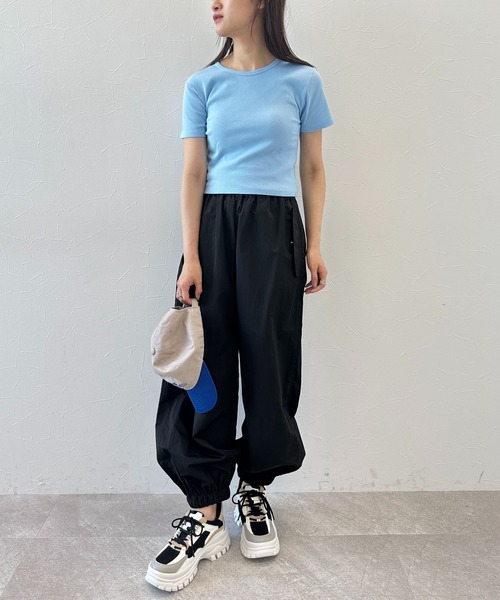 FOREVER 21(フォーエバー トゥエンティーワン)の「【BASIC】クロップドTシャツ(Tシャツ/カットソー・レディース・オレンジ/ライトインディゴブルー/オフホワイト/ブラック・SMALL/MEDIUM)」の5枚目の写真