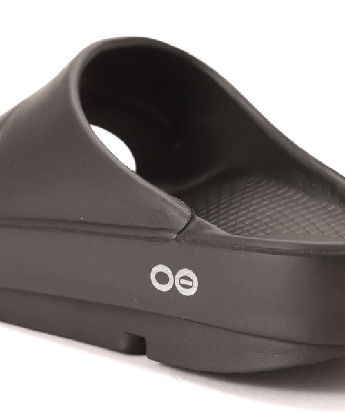 OOFOS（ウーフォス）の「OOFOS/ウーフォス  Ooahh リカバリーサンダル　WOMENS ウィメンズ（サンダル・レディース・ブラック・24/25.0/23.0）」の22枚目の写真