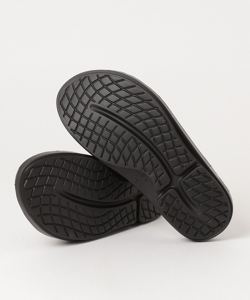 OOFOS（ウーフォス）の「OOFOS/ウーフォス  Ooahh リカバリーサンダル　WOMENS ウィメンズ（サンダル・レディース・ブラック・24/25.0/23.0）」の12枚目の写真