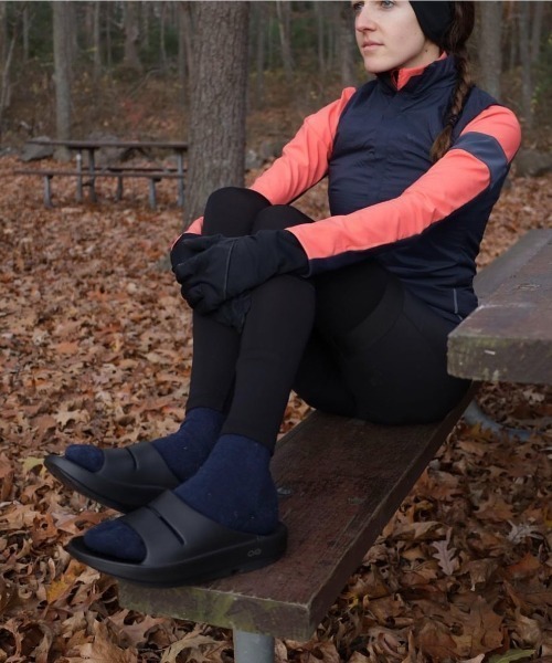 OOFOS（ウーフォス）の「OOFOS/ウーフォス  Ooahh リカバリーサンダル　WOMENS ウィメンズ（サンダル・レディース・ブラック・24/25.0/23.0）」の13枚目の写真