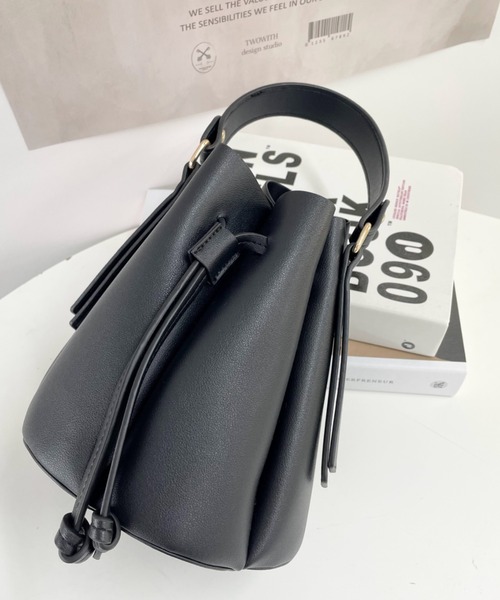 moment+（モーメントプラス）の「2WAYフェイクレザーカヌレバッグ（ハンドバッグ・レディース・モカ/ベージュ/ブラック/オフホワイト・FREE）」の6枚目の写真