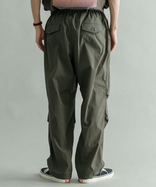 URBAN RESEARCH(アーバンリサーチ)の「『Sサイズ/XLサイズあり』AIR NYLON OVER PANTS(その他パンツ・メンズ・ブラック/カーキ・SMALL/MEDIUM/LARGE/X-LARGE)」の4枚目の写真