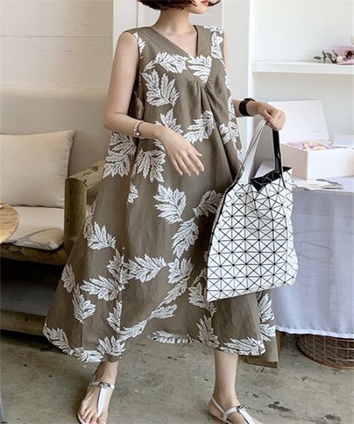 FREE STYLISTS（フリー スタイリスト）の「大柄プリントノースリーブ