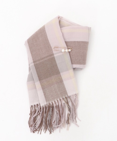 axes femme(アクシーズファム)の「ピン付きチェック柄ストール(ストール/ショール・レディース・ベージュ/サックスブルー/ラベンダー・FREE)」の1枚目の写真