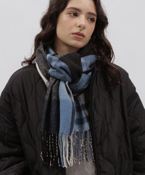 LAKOLE（ラコレ）の「アソートチェックマフラー / 960791（マフラー・レディース・ブラウン/グレー/オフホワイト/カーキ/イエロー/オレンジ/ブルー・FREE）」の5枚目の写真