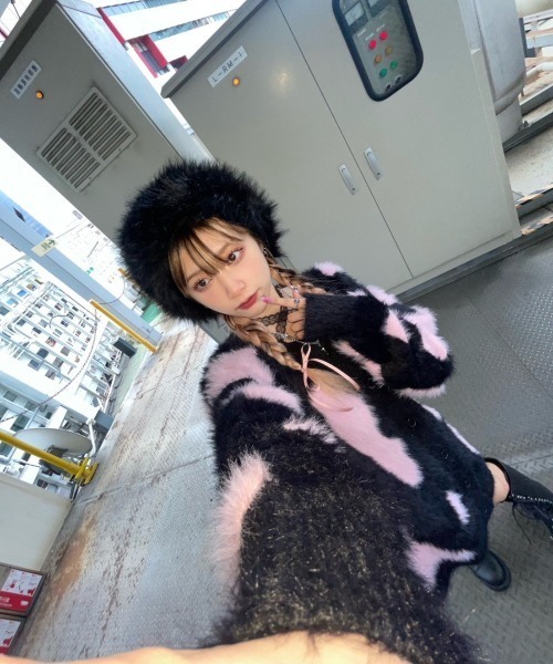 XU(エックスユー)の「ストリートファッション XU エックスユー pattern knit cardigan 3 オーバーサイズ ニット カーディガン ヘアリーニット Vネックニット シャギーニット(カーディガン/ボレロ・レディース・ブラック・ONE SIZE)」の5枚目の写真