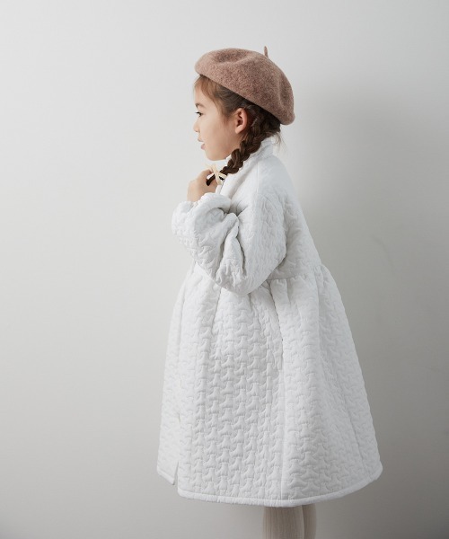 riziere（リジェール）の「キルティングコートワンピース（ノーカラーコート・キッズ・ホワイト/ブラック・90/100/110/120/130/140/150）」の15枚目の写真