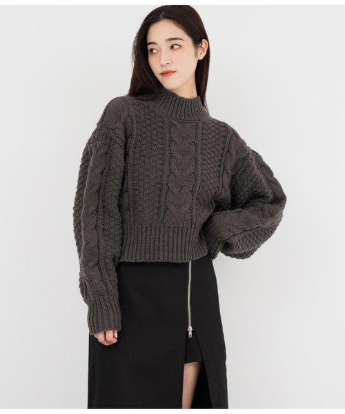 ANAP（アナップ）の「ケーブル編みハイネックニット（ニット/セーター・レディース・グレイッシュベージュ/レッド/スミクロ・FREE）」の4枚目の写真