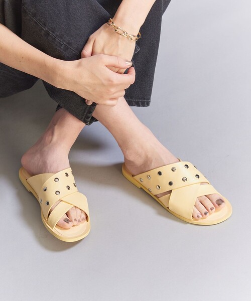 BEAUTY&YOUTH UNITED ARROWS(ビューティーアンドユースユナイテッドアローズ)の「スタッズ クロス スライダーサンダル(サンダル・レディース・ブラック/クリーム・36/38/37)」の2枚目の写真