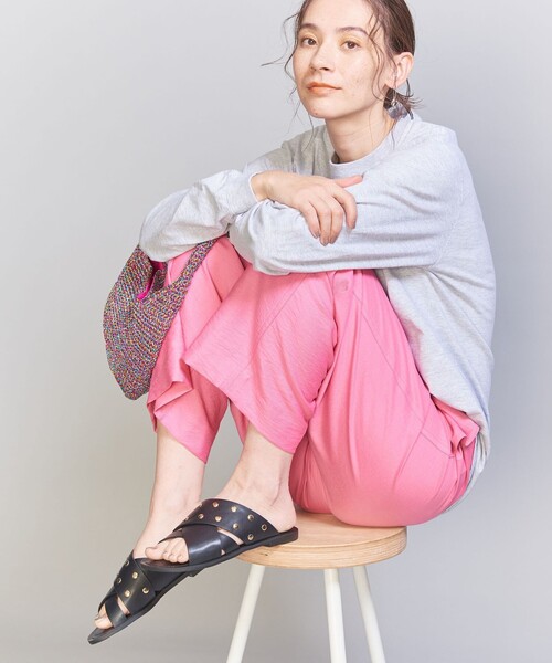 BEAUTY&YOUTH UNITED ARROWS(ビューティーアンドユースユナイテッドアローズ)の「スタッズ クロス スライダーサンダル(サンダル・レディース・ブラック/クリーム・36/38/37)」の4枚目の写真