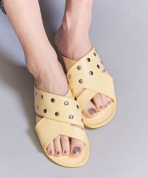 BEAUTY&YOUTH UNITED ARROWS(ビューティーアンドユースユナイテッドアローズ)の「スタッズ クロス スライダーサンダル(サンダル・レディース・ブラック/クリーム・36/38/37)」の5枚目の写真