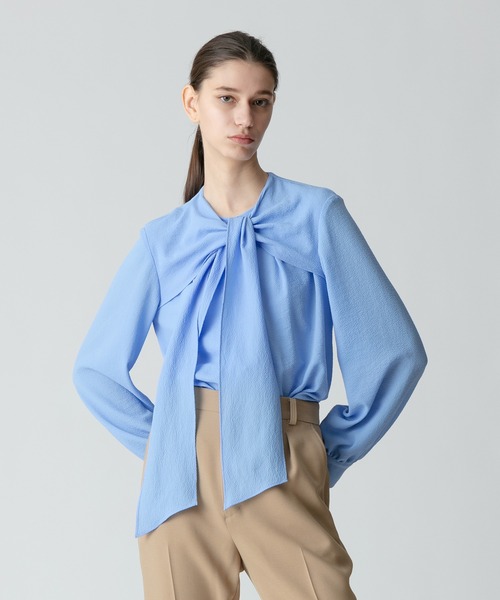 allureville(アルアバイル)の「スムージーリップスカーフネックブラウス(シャツ/ブラウス・レディース・サックスブルー/アイボリー/イエロー・2)」の4枚目の写真