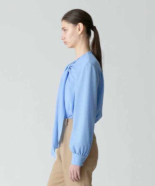 allureville(アルアバイル)の「スムージーリップスカーフネックブラウス(シャツ/ブラウス・レディース・サックスブルー/アイボリー/イエロー・2)」の5枚目の写真