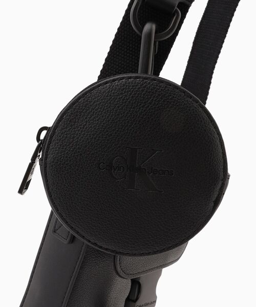 Calvin Klein(カルバン・クライン)の「ユーティリティポーチ ショルダーバッグ(ショルダーバッグ・メンズ・ブラック・FREE)」の5枚目の写真