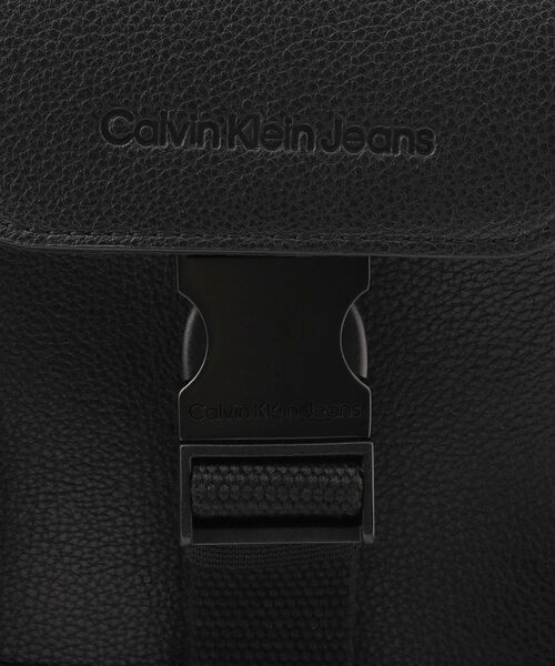 Calvin Klein(カルバン・クライン)の「ユーティリティポーチ ショルダーバッグ(ショルダーバッグ・メンズ・ブラック・FREE)」の4枚目の写真