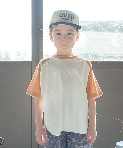 b・ROOM（ビールーム）の「【型崩れしないやわらかコットン】バックプリントビッグラグランンTシャツ（Tシャツ/カットソー・キッズ・ブルー/バイオレット/ブラック/マスタード・110cm/120cm/130cm/140cm/150cm/100cm）」の4枚目の写真