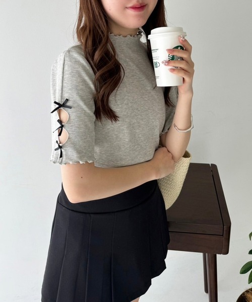 one after another NICE CLAUP（ワンアフターアナザーナイスクラップ）の「袖リボンテレコトップス（Tシャツ/カットソー・レディース・ホワイト×ブラック/杢グレー/オフホワイト/ブラック・FREE）」の4枚目の写真