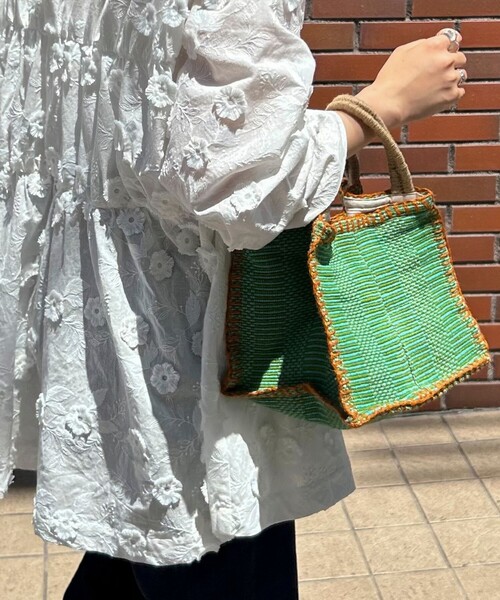 fredy emue（フレディエミュ）の「【TARANGO/タランゴ】ジュートボックスバッグ（ハンドバッグ・レディース・ベージュ/グリーン・FREE）」の2枚目の写真