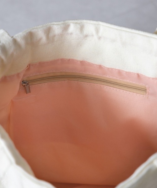 me+em select（ミームセレクト）の「【 ２color 】ティアードフリルBIGキャンバストートバッグ ／ tiered frill big canvas tote bag（ショルダーバッグ・レディース・アイボリー/ブラック・FREE）」の8枚目の写真