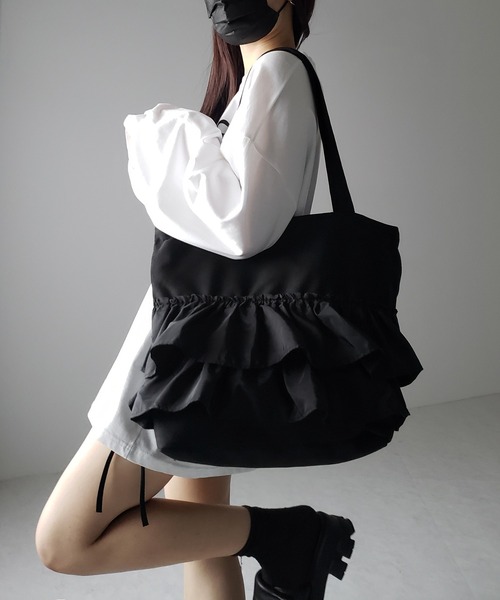 me+em select（ミームセレクト）の「【 ２color 】ティアードフリルBIGキャンバストートバッグ ／ tiered frill big canvas tote bag（ショルダーバッグ・レディース・アイボリー/ブラック・FREE）」の17枚目の写真