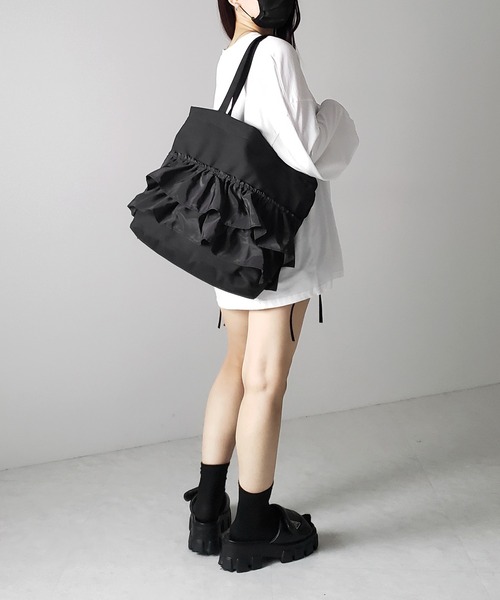 me+em select（ミームセレクト）の「【 ２color 】ティアードフリルBIGキャンバストートバッグ ／ tiered frill big canvas tote bag（ショルダーバッグ・レディース・アイボリー/ブラック・FREE）」の15枚目の写真