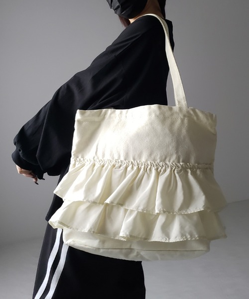 me+em select（ミームセレクト）の「【 ２color 】ティアードフリルBIGキャンバストートバッグ ／ tiered frill big canvas tote bag（ショルダーバッグ・レディース・アイボリー/ブラック・FREE）」の21枚目の写真