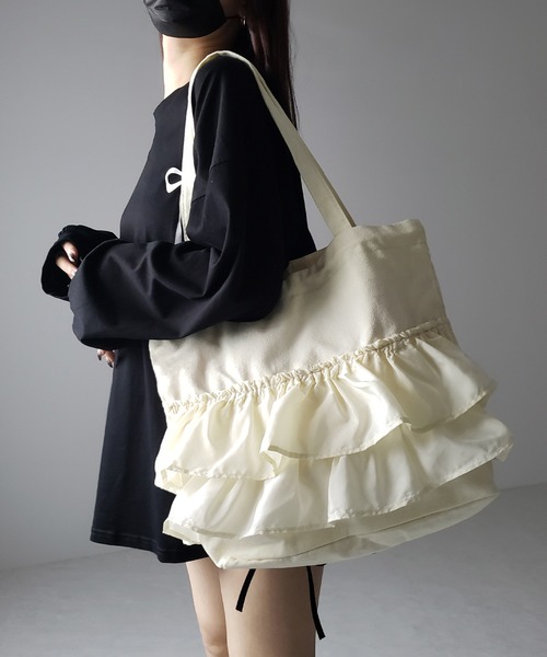 me+em select（ミームセレクト）の「【 ２color 】ティアードフリルBIGキャンバストートバッグ ／ tiered frill big canvas tote bag（ショルダーバッグ・レディース・アイボリー/ブラック・FREE）」の3枚目の写真