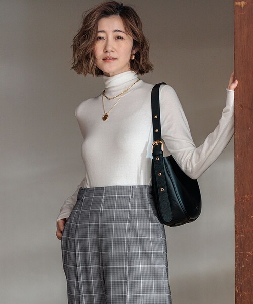 23区 S（ニジュウサンクチイサイサイズ）の「【Oggi1月号/CLASSY.11月号掲載】スムージーコットン タートルネック ニット（ニット/セーター・レディース・ベージュ系/ライトグレー系/イエロー系/ホワイト系/ブラック系・32）」の2枚目の写真