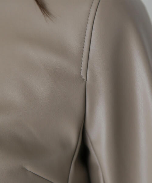 NATURAL BEAUTY BASIC(ナチュラルビューティーベーシック)の「◇フェイクレザーブルゾン(ブルゾン・レディース・ベージュ/ブラウン/ブラック・SMALL/MEDIUM/LARGE)」の16枚目の写真