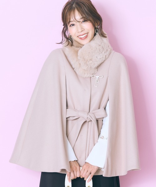 marun（マルン）の「＜大きいサイズ＞ ケープデザインコート marun（その他アウター・レディース・ブラック/ピンクベージュ・L/LL/3L/4L/5L）」の2枚目の写真