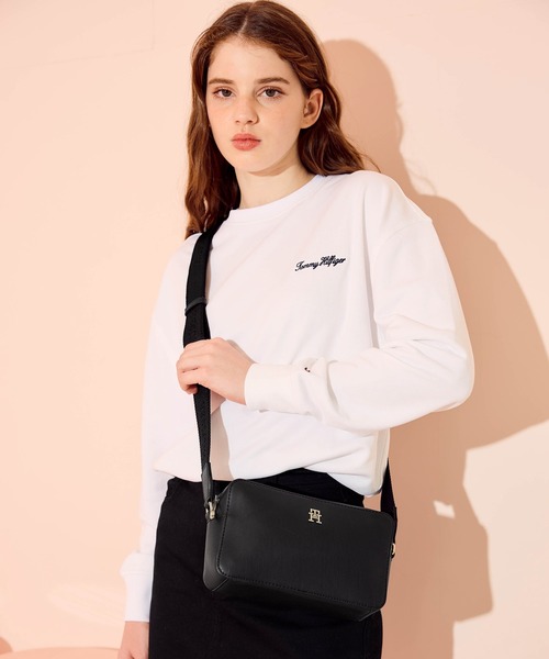 TOMMY HILFIGER（トミーヒルフィガー）の「【オンライン限定】モノタイプショルダーバッグ（ショルダーバッグ・レディース・ベージュ/ブラック・FREE）」の2枚目の写真