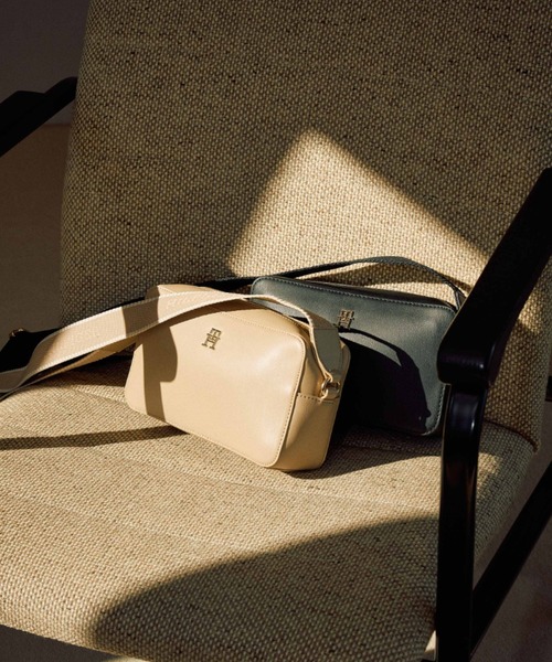 TOMMY HILFIGER（トミーヒルフィガー）の「【オンライン限定】モノタイプショルダーバッグ（ショルダーバッグ・レディース・ベージュ/ブラック・FREE）」の18枚目の写真