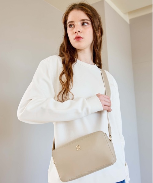 TOMMY HILFIGER（トミーヒルフィガー）の「【オンライン限定】モノタイプショルダーバッグ（ショルダーバッグ・レディース・ベージュ/ブラック・FREE）」の19枚目の写真