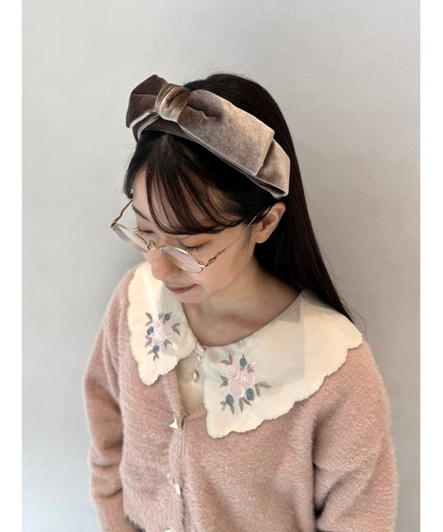 F i.n.t(フィント)の「ロゴ刺繍入りベロアリボンカチューシャ/fint フィント(カチューシャ・レディース・ベージュ・FREE)」の1枚目の写真