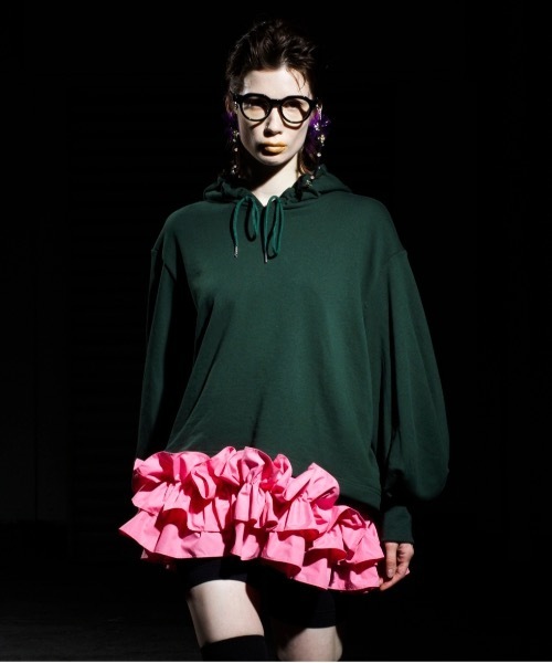 NON TOKYO(ノントーキョー)の「FRILL HEM SWEAT HOODIE(パーカー・レディース・ブラック×ホワイト/グリーン×ピンク/ベージュ系・FREE)」の2枚目の写真