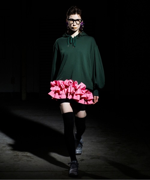NON TOKYO(ノントーキョー)の「FRILL HEM SWEAT HOODIE(パーカー・レディース・ブラック×ホワイト/グリーン×ピンク/ベージュ系・FREE)」の4枚目の写真