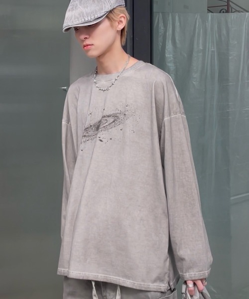Never mind the XU / Chikashitsu+（ネバーマインド ザ エックスユー / チカシツプラス）の「韓国ファッション nmtc + エヌエムティーシープラス galaxy pigment long sleeve tee ギャラクシーピグメントロングスリーブTシャツ ロゴTシャツ ロンT 長袖Tシャツ オーバーサイズ 韓国ストリート ストリートファッション Y2K（Tシャツ/カットソー・メンズ・チャコール/グレー・ONE SIZE）」の8枚目の写真