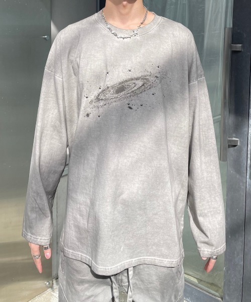 Never mind the XU / Chikashitsu+（ネバーマインド ザ エックスユー / チカシツプラス）の「韓国ファッション nmtc + エヌエムティーシープラス galaxy pigment long sleeve tee ギャラクシーピグメントロングスリーブTシャツ ロゴTシャツ ロンT 長袖Tシャツ オーバーサイズ 韓国ストリート ストリートファッション Y2K（Tシャツ/カットソー・メンズ・チャコール/グレー・ONE SIZE）」の10枚目の写真