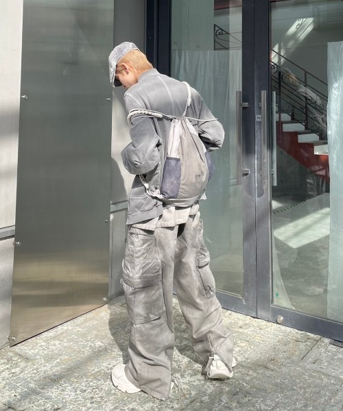 Never mind the XU / Chikashitsu+（ネバーマインド ザ エックスユー / チカシツプラス）の「韓国ファッション nmtc + エヌエムティーシープラス galaxy pigment long sleeve tee ギャラクシーピグメントロングスリーブTシャツ ロゴTシャツ ロンT 長袖Tシャツ オーバーサイズ 韓国ストリート ストリートファッション Y2K（Tシャツ/カットソー・メンズ・チャコール/グレー・ONE SIZE）」の7枚目の写真