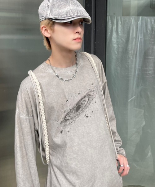 Never mind the XU / Chikashitsu+（ネバーマインド ザ エックスユー / チカシツプラス）の「韓国ファッション nmtc + エヌエムティーシープラス galaxy pigment long sleeve tee ギャラクシーピグメントロングスリーブTシャツ ロゴTシャツ ロンT 長袖Tシャツ オーバーサイズ 韓国ストリート ストリートファッション Y2K（Tシャツ/カットソー・メンズ・チャコール/グレー・ONE SIZE）」の13枚目の写真