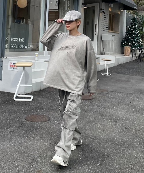 Never mind the XU / Chikashitsu+（ネバーマインド ザ エックスユー / チカシツプラス）の「韓国ファッション nmtc + エヌエムティーシープラス galaxy pigment long sleeve tee ギャラクシーピグメントロングスリーブTシャツ ロゴTシャツ ロンT 長袖Tシャツ オーバーサイズ 韓国ストリート ストリートファッション Y2K（Tシャツ/カットソー・メンズ・チャコール/グレー・ONE SIZE）」の4枚目の写真