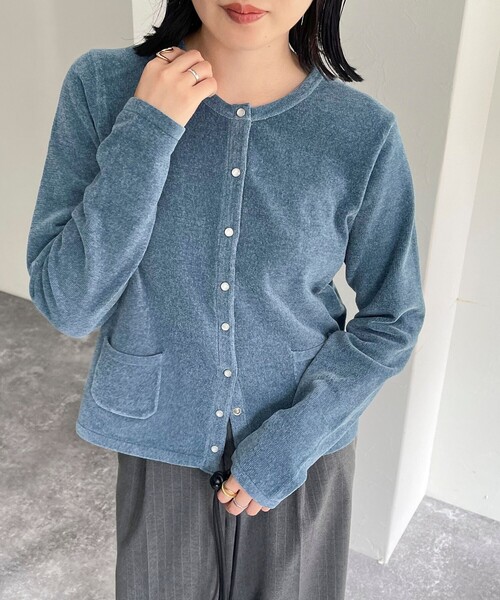 fredy emue（フレディエミュ）の「コンフォートニットスナップカーディガン（カーディガン/ボレロ・レディース・アイボリー/グレイッシュブルー/ブラック/ピンク・38）」の5枚目の写真