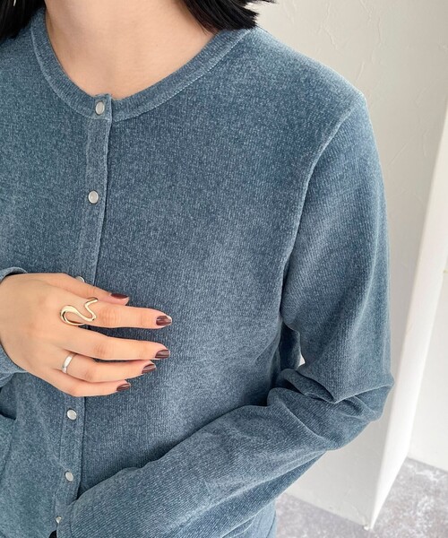 fredy emue（フレディエミュ）の「コンフォートニットスナップカーディガン（カーディガン/ボレロ・レディース・アイボリー/グレイッシュブルー/ブラック/ピンク・38）」の6枚目の写真