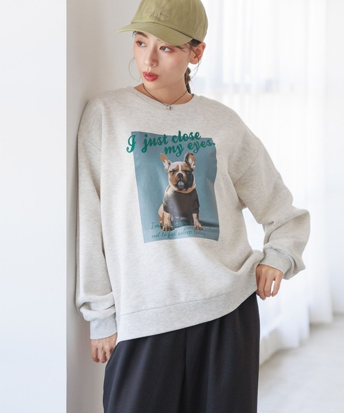 LAKOLE(ラコレ)の「アニマルロゴプリントプルオーバー / 226095(スウェット・レディース・ボルドー/オートミール/チャコール・FREE)」の1枚目の写真