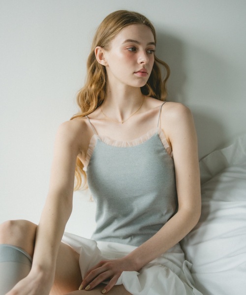idem(イデム)の「cup in tulle frill camisole/カップインフリル付きキャミソール(キャミソール・レディース・レッド/グレイッシュベージュ/ブラック/グレー・FREE)」の2枚目の写真