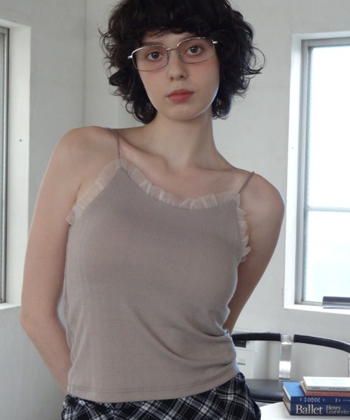 idem(イデム)の「cup in tulle frill camisole/カップインフリル付きキャミソール(キャミソール・レディース・レッド/グレイッシュベージュ/ブラック/グレー・FREE)」の17枚目の写真