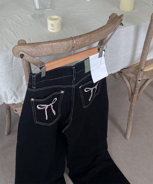 by muni:r（バイ ムニール）の「リボン刺繍ポケットパンツ（デニムパンツ・レディース・ブラック・MEDIUM/SMALL）」の5枚目の写真