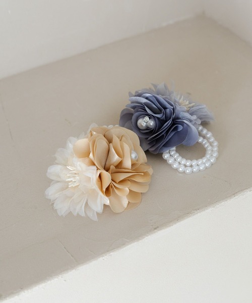 Elura（エルーラ）の「＜2025ceremony＞フラワー配色コサージュ/286289（ブローチ/コサージュ・レディース・グレイッシュベージュ/ベージュ・ONE SIZE）」の3枚目の写真